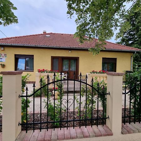 Apartamento Muskátlis Ház Balatonlelle Exterior foto