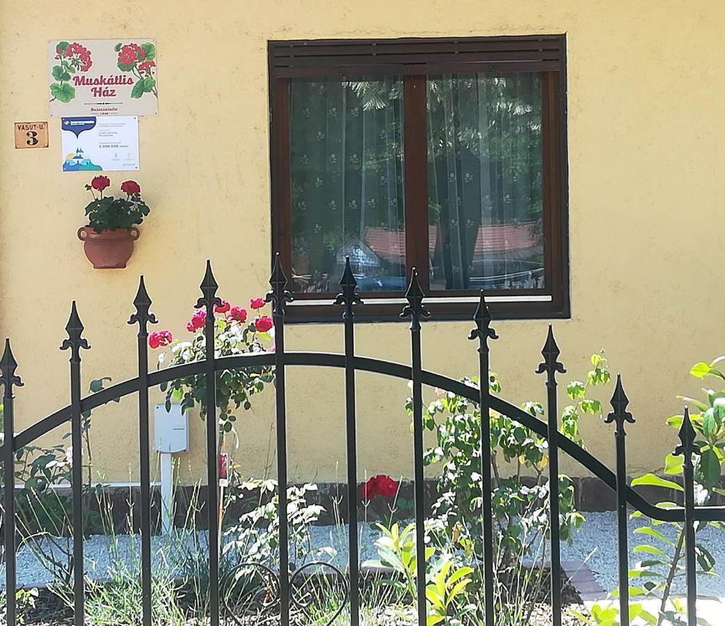 Apartamento Muskátlis Ház Balatonlelle Exterior foto